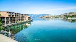 奇兰Grandview Lake Chelan- Waterfront View, Pool, Hot tub, Golf, 1 Min To Downtown的一大片水,里面有建筑物和船只