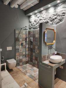 的里雅斯特medium miramare appartamento sogno sul mare的浴室配有卫生间、盥洗盆和淋浴。