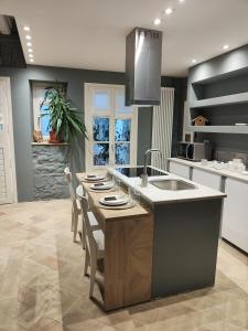 的里雅斯特medium miramare appartamento sogno sul mare的厨房配有水槽和桌子