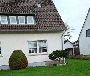 巴特萨尔茨乌夫伦Ferienwohnung A&P的院子里有树的白色房子