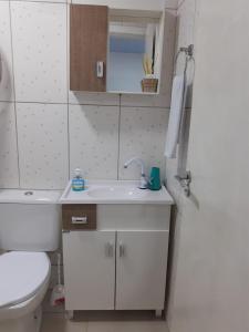 伊瓜苏Suíte Santin: o seu conforto está aqui!的浴室配有白色水槽和卫生间。