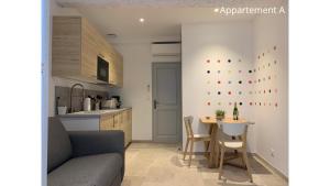 阿尔勒Holiday in Arles: Appartement de l'Amphithéâtre的一间配有沙发和桌子的厨房