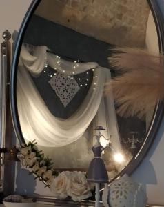 马泰拉Casa vacanze San Giovanni nei Sassi的桌子上的镜子,上面有一颗心
