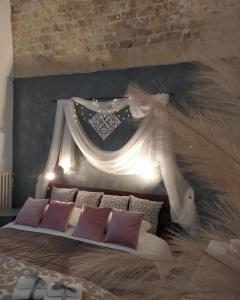 马泰拉Casa vacanze San Giovanni nei Sassi的一间卧室配有一张带羽毛壁画的墙壁的床