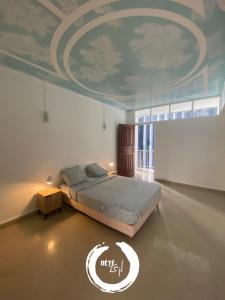 皮特尔角城RETE ZEN GUESTHOUSE的一间卧室配有一张天花板上绘画的床