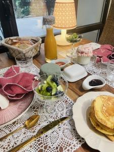 佩尔纳勒丰泰纳普罗旺斯暂停时光住宿加早餐旅馆的餐桌上放有盘子的桌子