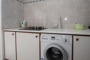 萨莱比梅3 PIECES SPACIEUX ET LUMINEUX IDEALEMENT SITUÉ的厨房配有洗衣机和柜台。