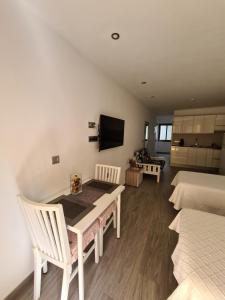 拉克鲁斯CARPE DIEM的客房设有桌子、床和电视。