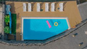 卡列塔Vila Maria Quinta 13的享有带顶部游泳池的景色