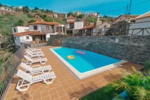 卡列塔Vila Maria Quinta 13的别墅 - 带游泳池和躺椅