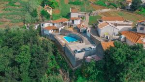 卡列塔Vila Maria Quinta 13的享有带游泳池的房屋的空中景致