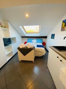 莱科Lecco Centro 1的一间小卧室,配有一张床和一个天窗