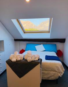 莱科Lecco Centro 1的一间卧室配有一张床,楼上设有窗户