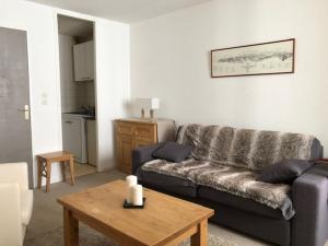 拉姆吉Vue panoramique - 4pers - parking的客厅配有沙发和桌子