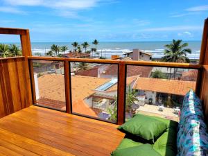 伊塔尼亚恩Hostel Praia Centro Itanhaém的阳台配有沙发,享有海景。