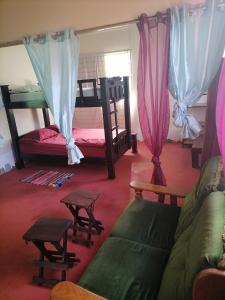 别霍港Casa Arlecchino的客厅配有沙发和两张双层床。