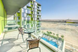Alluring 1BR at The Pulse Blvd C3 Dubai South by Deluxe Holiday Homes内部或周边泳池景观