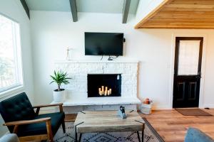 洋滨市Tidal House #10 - Ocean Shores Chalet的客厅设有壁炉和平面电视