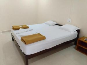 卡纳科纳ORANGE SKY INN HOLIDAY HOME的卧室配有白色床和2个棕色枕头