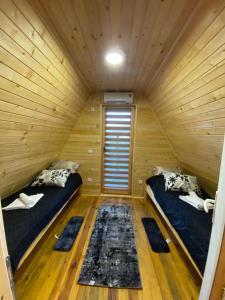 谢尼察Etno selo Kaćo的小木屋内带两张床的房间