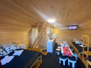 谢尼察Etno selo Kaćo的一间卧室配有一张床、一张书桌和一个楼梯