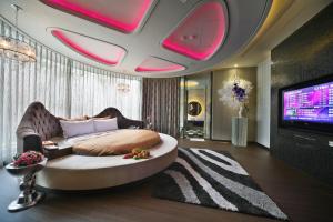 台中市涵馆汽车旅馆的一间带大床和电视的卧室