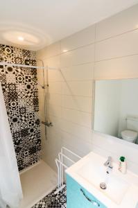 ChamptoceauxGîte Ohlavache!的浴室配有白色水槽和淋浴。