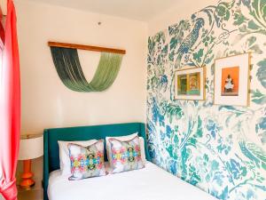基韦斯特Marreros Guest Mansion - Adult Only的一间卧室配有一张蓝色和白色壁纸的床