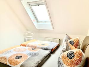 科特布斯Eigenes Apartment im Herzen der Stadt mit Balkon und WLAN III的带天窗的客房内的两张床
