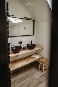 赫拉尔兹贝亨Gavershof的浴室设有2个水槽和镜子
