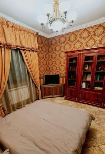 第聂伯罗PremierAtlant的客厅配有吊灯和沙发