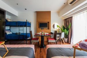 八打灵再也Lagoon View 6pax Homestay at Sunway Resort Suites的一间带双层床的卧室和一间餐厅