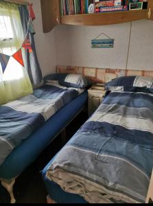 赫彻姆Heacham South Beach static caravan的小型客房 - 带2张床和窗户