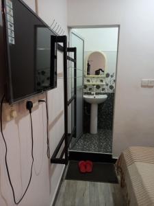 KalmunaikudiyiruppuVilla Luxez的一间带水槽和镜子的浴室