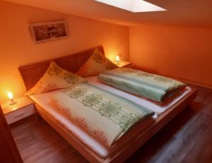 Madfeld威尔克布鲁腾霍夫旅馆的橙色墙壁和灯的客房内的两张床