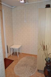 基希讷乌Apartment Miorita的一间设有桌子和旋转地毯的房间