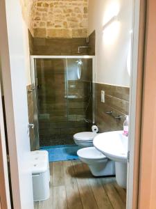 莫尔费塔Mediterranea Deluxe House的一间带两个卫生间和淋浴的浴室