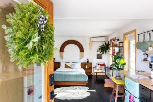 伍德斯托克The Herwood Inn的一间卧室配有一张带绿花圈的床