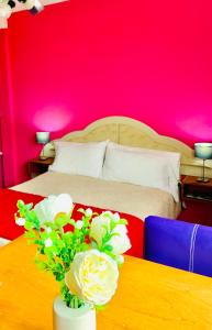 格塞尔镇Departamentos Sobre el Mar的一间卧室配有一张床和一张鲜花桌