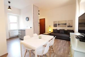 安科纳Uno sguardo sul mare - appartamento的客厅配有白色桌子和沙发