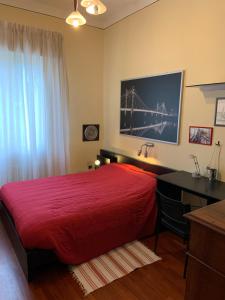 拉文纳Casa di Anna的一间卧室配有一张红色大床和一张书桌