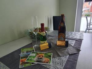 塔勒Ferienwohnung ODIN, FREYA & THOR的一张桌子,上面放有两瓶葡萄酒和一本杂志