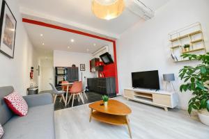 那慕尔Les Cerisiers - Appartement Cosy au Centre de Namur的带沙发、电视和桌子的客厅