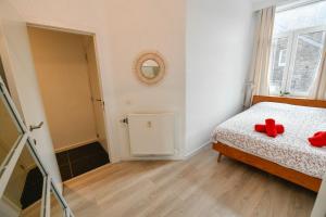 那慕尔Les Cerisiers - Appartement Cosy au Centre de Namur的一间卧室,配有一张带两个红色泰迪熊的床