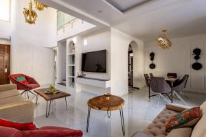 瓦加托Casa Amore Luxury 3 Bedroom Villa in Assagao North Goa的带沙发和电视的客厅