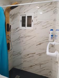科拉雷侯CASA PARAISO 2的浴室设有白色大理石墙壁和窗户。