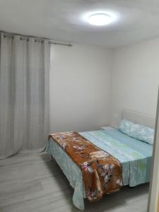 科拉雷侯CASA PARAISO 2的一间带床的卧室,位于带窗户的房间内