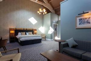 布里德波特格雷宏维特斯普恩酒店的酒店客房,配有床和沙发