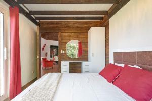哈拉瓦科阿Mansion Dubai-Mountain-Jacuzzi-4BR-Jamaca De Dios的卧室配有带红色枕头的大型白色床