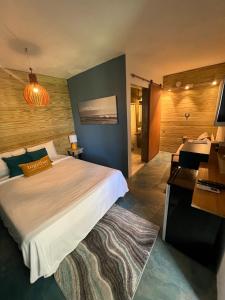 卢基约Casa Coral的酒店客房设有一张大床和一张书桌。